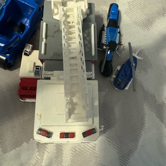 Lot of Fire and Police trucks and vehicles, totall six! Including a helicopter! - Picture 4 of 7